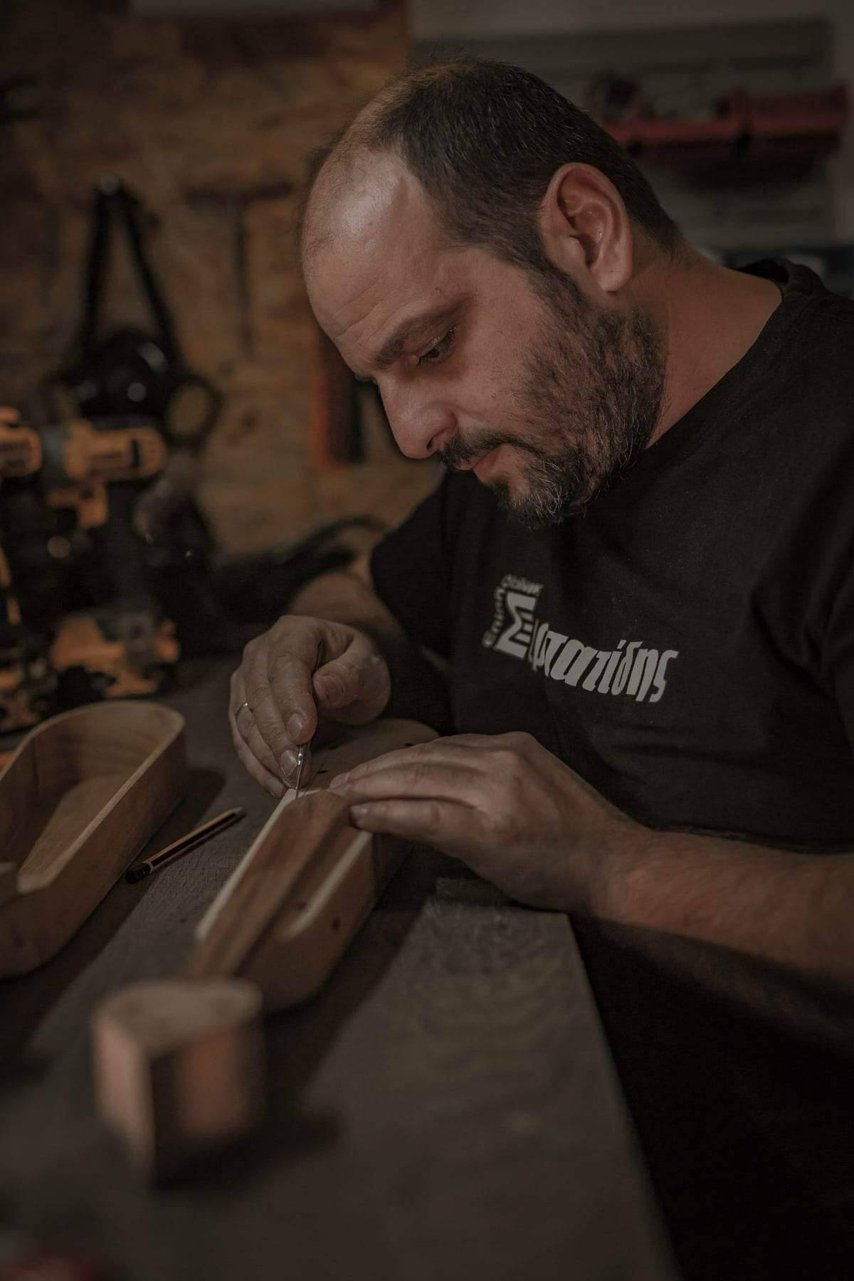 Ο τεχνίτης εργάζεται σε μια λύρα