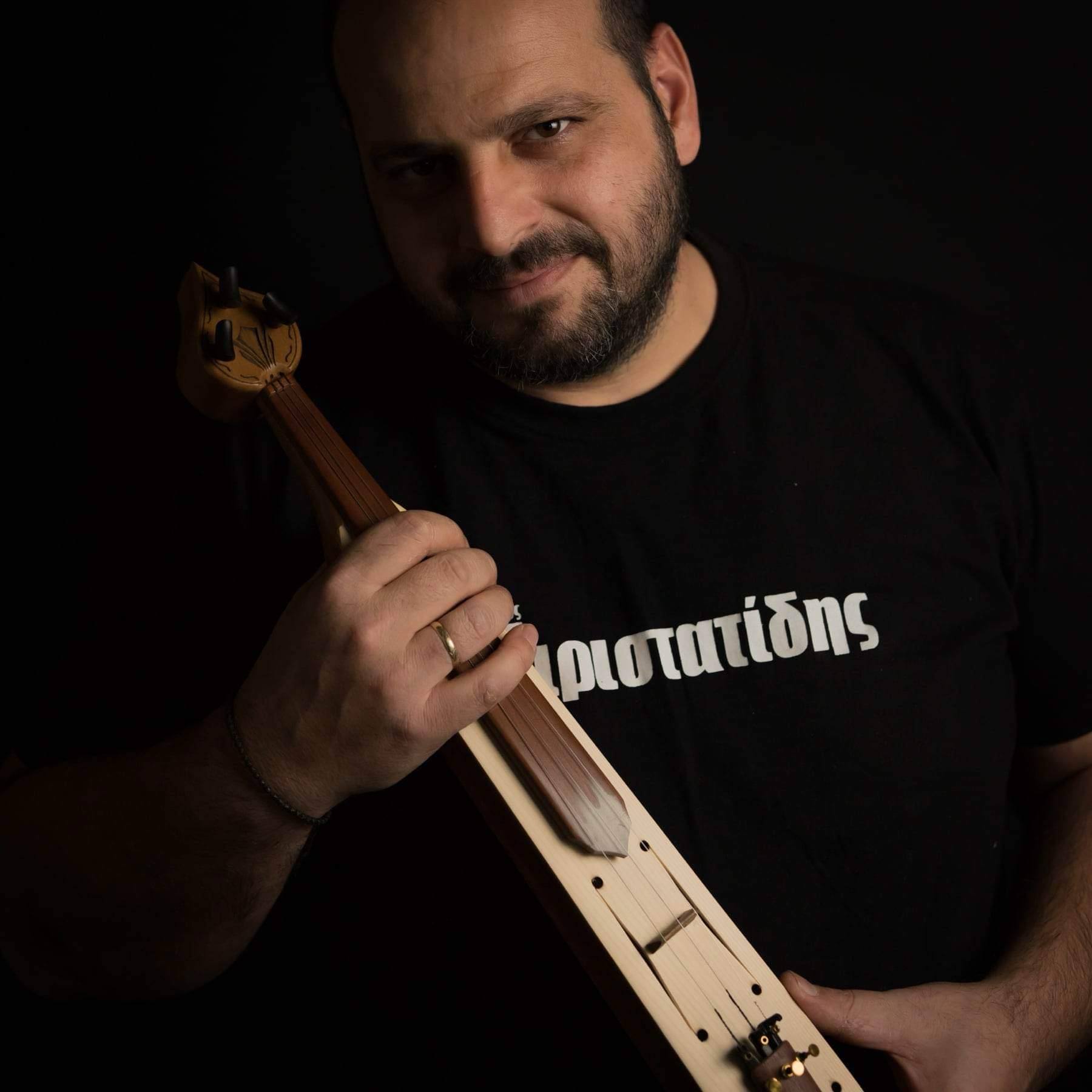 Ο μάστορας με μια λύρα